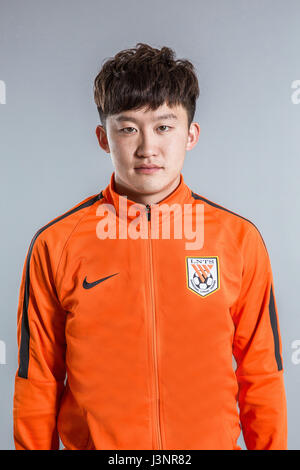 Porträt des chinesischen Fußballspieler Wang Tong von Shandong Luneng Taishan F.C. für die 2017 Chinese Football Association Super League, in Ji'nan Stadt, Ost-China Shandong Provinz, 27. Februar 2017. Stockfoto