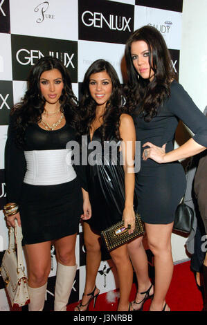 (L-R) Reality-TV-Stars Kim Kardashian, Kourtney Kardashian und Khloe Kardashian kommt für den Start der himmlischen sündigen Juwelen und GENLUX Magazin-Party auf dem Dach im Luxe Hotel in Beverly Hills. Stockfoto