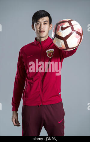 Porträt des chinesischen Fußballspieler Yan Junling von Shanghai SIPG F.C. für die 2017 Chinese Football Association Super League, in Shanghai, China, 15. Februar 2017. Stockfoto