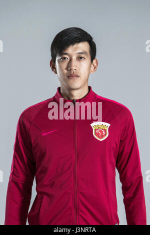 Porträt des chinesischen Fußballspieler Yan Junling von Shanghai SIPG F.C. für die 2017 Chinese Football Association Super League, in Shanghai, China, 15. Februar 2017. Stockfoto