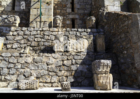 Steinschnitzereien entlang der Mauer des Schlosses Gien in Frankreich Stockfoto