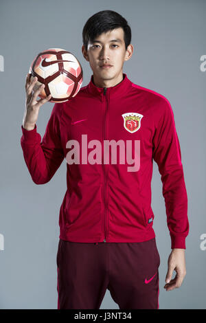 Porträt des chinesischen Fußballspieler Yan Junling von Shanghai SIPG F.C. für die 2017 Chinese Football Association Super League, in Shanghai, China, 15. Februar 2017. Stockfoto