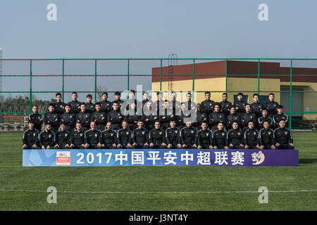 Gruppe Schuss von Spielern von Tianjin Quanjian F.C. für die 2017 Chinese Football Association Super League, in Yancheng Stadt, Ost-China Jiangsu Provinz, 27. Februar 2017. Stockfoto