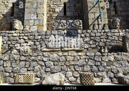 Steinschnitzereien entlang der Mauer des Schlosses Gien in Frankreich Stockfoto