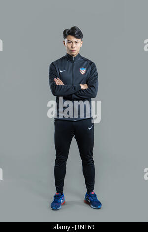 Porträt des chinesischen Fußballspieler Yan Zihao von Tianjin Quanjian F.C. für die 2017 Chinese Football Association Super League, in Yancheng Stadt, Ost-China Jiangsu Provinz, 27. Februar 2017. Stockfoto