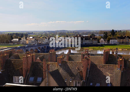 Blick von Gien Schloss über den Dächern und den Fluss Loire, Frankreich Stockfoto