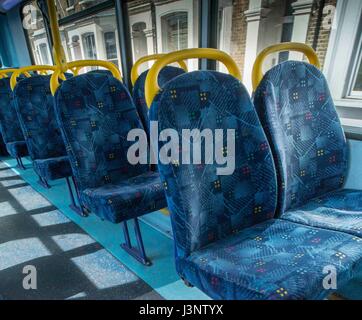 Leere blaue Sitze in einem Londoner bus Stockfoto