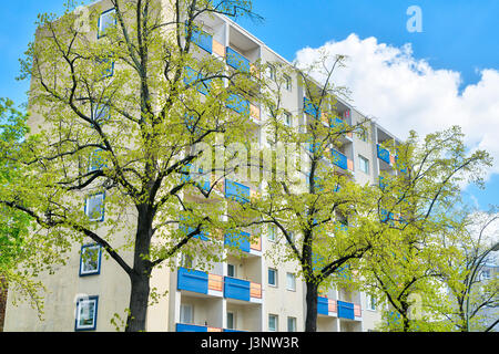 Himmel mit Wolkengebilde und einfaches Haus mit der Sonne im Rücken Stockfoto