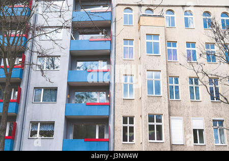 sozialer Wohnungsbau und altes Haus in Berlin Stockfoto