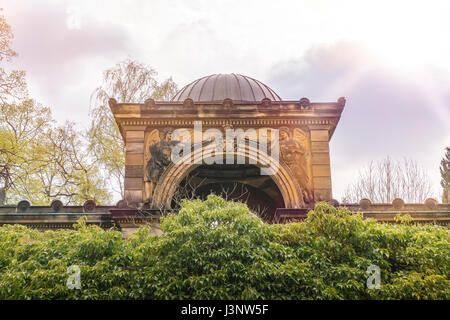 Engel-Reliefs-Dekoration auf dem Dach eines alten Gebäudes Stockfoto