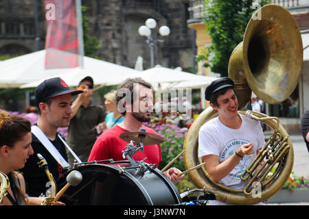 Eine Straße Musikband spielt am Waltherplatz in Bozen, Italien, 29. Juni 2015 Stockfoto