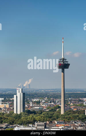 Köln - SEPTEMBER 6: The Colonius Fernsehturm in Köln mit einem Braunkohle-Kraftwerk im Hintergrund am 6. September 2016 Stockfoto