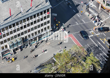 Köln - SEPTEMBER 6: High Angle Blick auf Menschen und Autos auf den Straßen in der Nähe der Kathedrale in Köln am 6. September 2016 Stockfoto