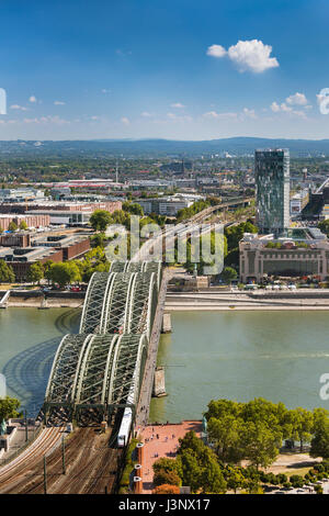 Köln - SEPTEMBER 6: High Angle Blick auf der Hohenzollernbrücke und Rhein in Köln am 6. September 2016 Stockfoto