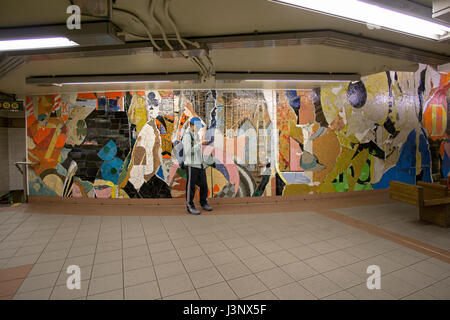 Mosaik-Kunst Wandbild auf der Empore an der u-Bahn-Station DeKalb Avenue in Downtown Brooklyn, New York Stockfoto