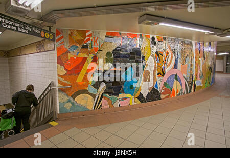 Mosaik-Kunst Wandbild auf der Empore an der u-Bahn-Station DeKalb Avenue in Downtown Brooklyn, New York Stockfoto