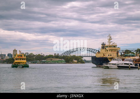 10. Januar 2017, Sydney, Australien: Blick auf die Harbour Bridge und Boote von Balmain Ferry Stop an einem bewölkten Tag. Sydney-Fähre auf dem Weg. Stockfoto