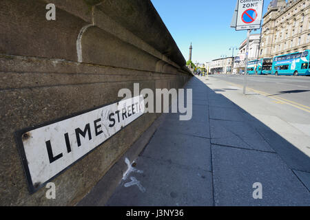 Lime Straßenschild auf Lime Street, Liverpool, die in einem Lied "Maggie May" erwähnt wird. Dieser Abschnitt verläuft vor der St. Georges Hall. Das gegenüberliegende Ende Stockfoto