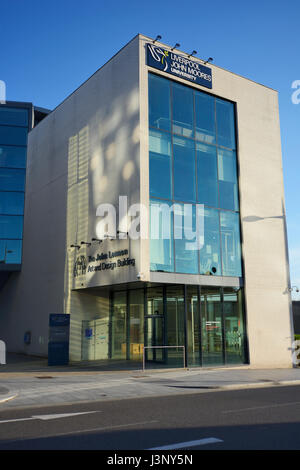 Der John Lennon & Kunstdesign Gebäude der John Moores University in Liverpool im Abendlicht mit einem tiefblauen, wolkenlosen Himmel... Stockfoto