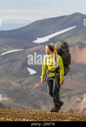 Junge Frau Wandern in Island Stockfoto