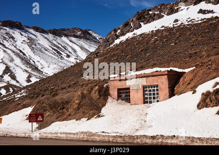 TIZI N'TICHKA, Marokko - 2. März 2016: Alte Berber-Shop auf einem Berg pass im hohen Atlas Stockfoto
