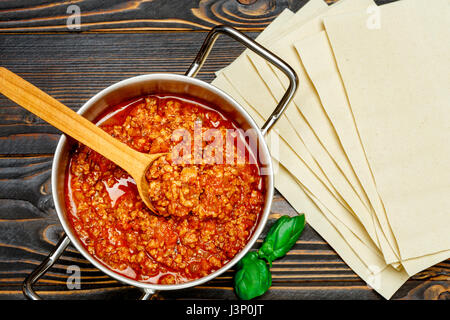 Spaghetti Bolognese-Sauce und Lasagne-Blätter Stockfoto