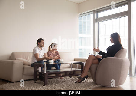 Weibliche Psychologen arbeiten mit jungen unglücklich Familie paar hav Stockfoto