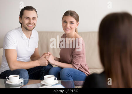 Fröhliche junge Familie paar auf Absprache. Hand in Hand und Stockfoto