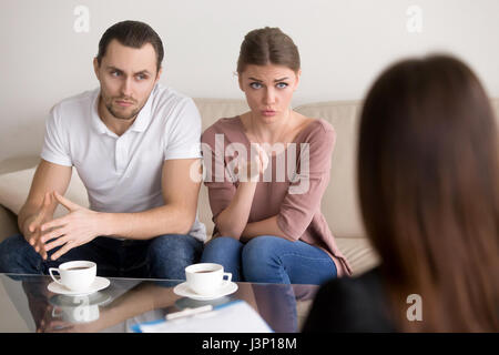 Junge Familie im Gespräch mit Psychologen. Paar, Beratung, Beruf Stockfoto