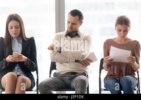 Business-Leute sitzen in Reihe warten treffen zu starten Stockfoto