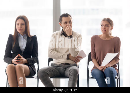 Unternehmensgruppe Menschen sitzen auf Stühlen warten, mit dem Ausdruck diff Stockfoto