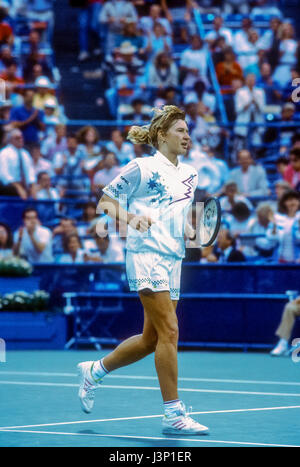 Steffi Graf (GER) im Wettbewerb bei den US Open 1987. Stockfoto
