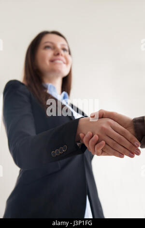 Glücklich Geschäftsfrau Anzug schütteln männliche Hand, Fokus auf han Stockfoto