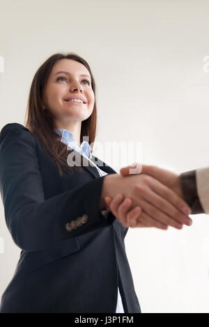 Porträt der schönen lächelnden Geschäftsfrau männliche Hand schütteln v Stockfoto