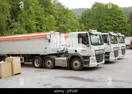 6. Mai 2017 - Menge von geparkten LKW von Hansen Aggregaten in Cheddar, Somerset, England, Stockfoto