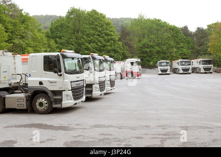 6. Mai 2017 - Menge von geparkten LKW von Hansen Aggregaten in Cheddar, Somerset, England, Stockfoto