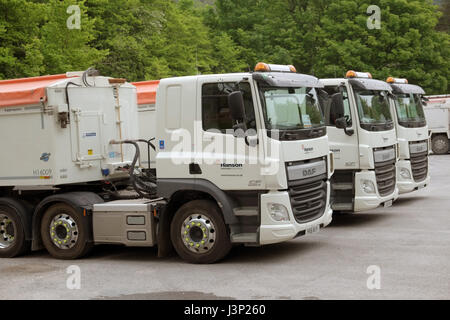 6. Mai 2017 - Menge von geparkten LKW von Hansen Aggregaten in Cheddar, Somerset, England, Stockfoto