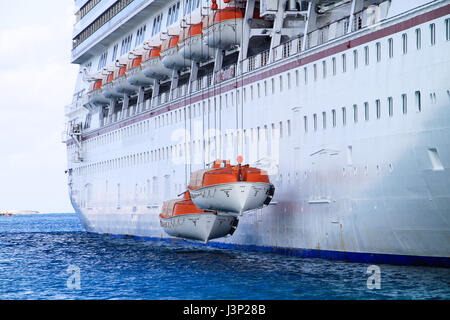 Ein großes Passagierschiff gilt Sicherheitsübungen mit seiner Rettungsinseln zu tun. Stockfoto