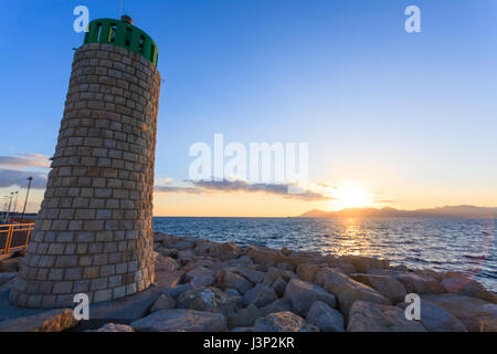 Sonnenuntergang vom Hafen von Cannes, Frankreich. Schöne französische Panorama. Sonne über Esterel-Gebirge Stockfoto