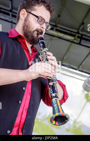 Miami Beach, Florida, Flamingo Park, Veranstaltung jüdischer Künste, Frank London, Klezmer Revival-Musik, Erwachsene Erwachsene, Männer, Musiker, spielen, Klarinette, durchführen, per Stockfoto