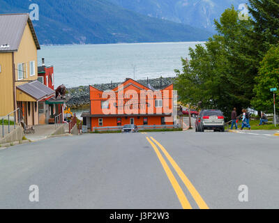 Gelbe Linien nach unten heißt der abschüssigen Straße an Gebäuden und Restaurant in touristischen Kleinstadt Haines in Alaska am Rand des Chilkoot Inlet Alaska. Stockfoto