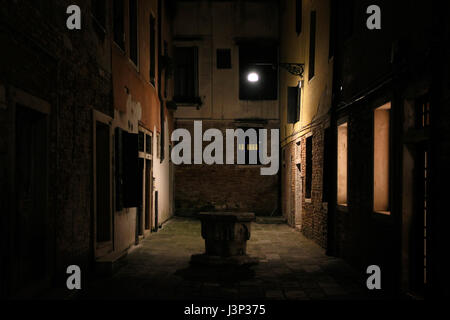 NightShot von Venedig mit seinen schmalen Kanälen und Gassen im Winter, Italien Stockfoto