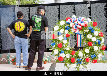 Miami Florida, Bayfront Park, The Moving Wall, Vietnam Veterans Memorial, Replik, Namen, in Aktion getötet, Eröffnungszeremonie, Militär, Krieg, Mann Männer männlich, Kranz Stockfoto