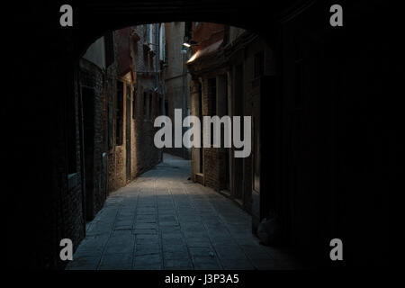NightShot von Venedig mit seinen schmalen Kanälen und Gassen im Winter, Italien Stockfoto