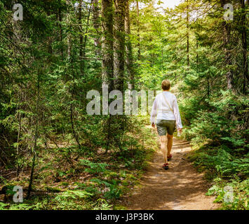 Eine Frau auf einem Pfad in Bild Rocks National Lakeshore, Michigan Stockfoto