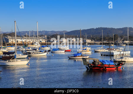 Boote und Yachten im Monterey Hafen an einem sonnigen Nachmittag Stockfoto