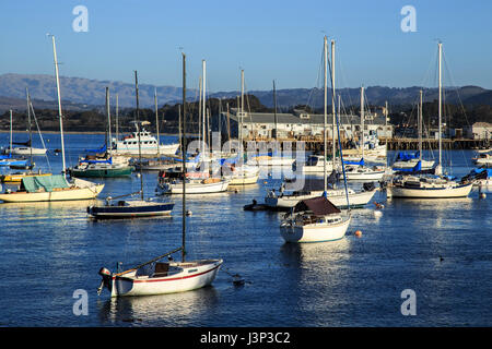 Boote und Yachten im Monterey Hafen an einem sonnigen Nachmittag Stockfoto