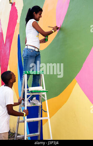 Miami Florida, Overtown, Hands-on-HandsAm Miami Day engagieren sich Freiwillige ehrenamtlich für Arbeiter, arbeiten zusammen, helfen beim Malen Stockfoto