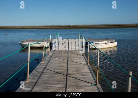 Holzsteg an der Ria Formosa Naturpark, Portugal. Stockfoto