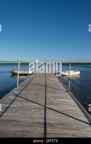 Holzsteg an der Ria Formosa Naturpark, Portugal. Stockfoto